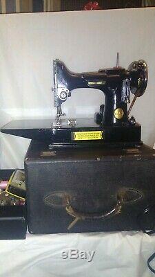 Serviced, BEAUTIFUL 1940 SINGER FEATHERWEIGHT 221 WithCase + Xtras. MUST SEE